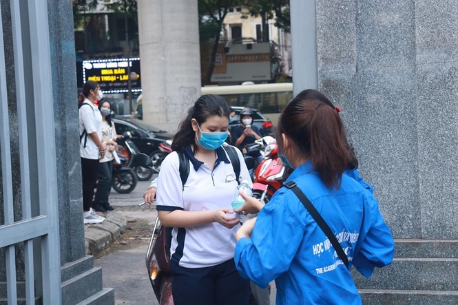 Thi năng khiếu của trường Báo: Nghĩa cử đẹp mùa dịch COVID-19 được đưa vào đề thi - ảnh 8