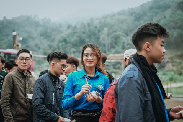 Hoa hậu Đỗ Thị Hà đi cấy lúa cũng xinh xắn đáng yêu, xứng danh cô gái