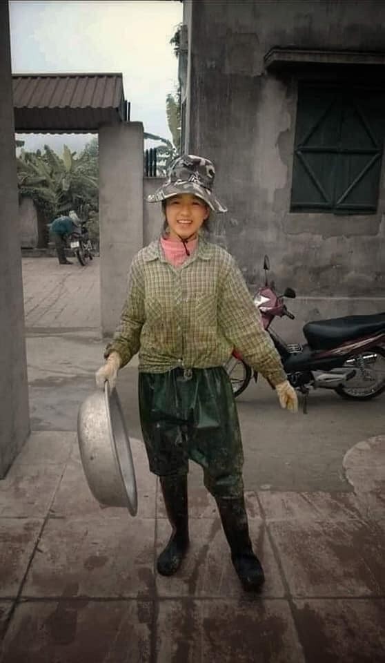 Hoa hậu Đỗ Thị Hà đi cấy lúa cũng xinh xắn đáng yêu, xứng danh cô gái