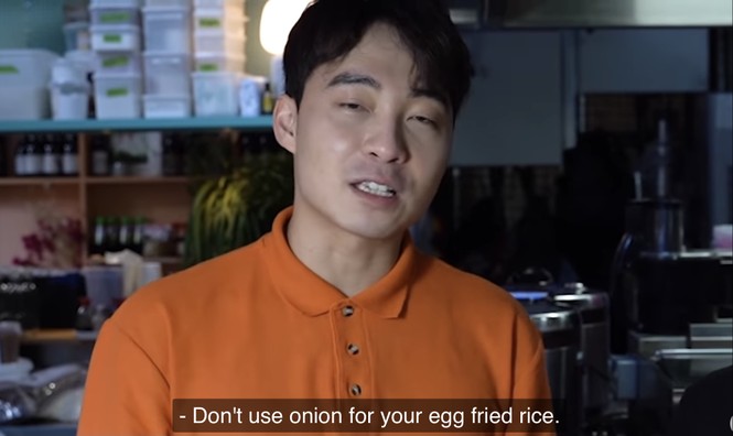 Sau bao lần “giận tím người” vì món cơm chiên thất bại, Uncle Roger đích thân vào bếp - ảnh 3