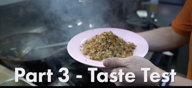 Sau bao lần “giận tím người” vì món cơm chiên thất bại, Uncle Roger đích thân vào bếp - ảnh 6