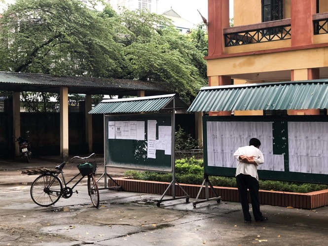 Hình ảnh người cha với điện thoại cũ chụp kết quả thi cho con khiến nhiều người xúc động - ảnh 1