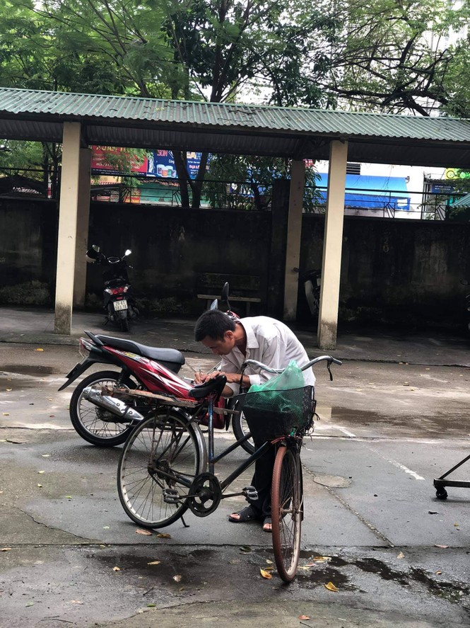 Hình ảnh người cha với điện thoại cũ chụp kết quả thi cho con khiến nhiều người xúc động - ảnh 4