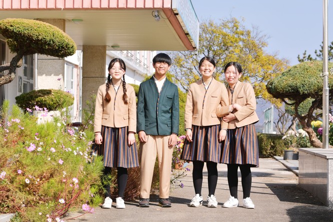 Các trường học Hàn Quốc cho học sinh mặc đồng phục lấy cảm hứng từ hanbok từ tháng 11 này - ảnh 4