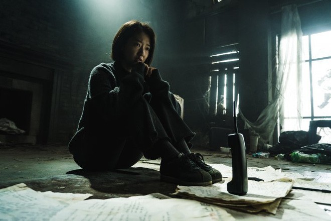 Chán đối đầu zombie trong “#Alive”, Park Shin Hye mắc bẫy quá khứ trong phim mới “Call” - ảnh 1