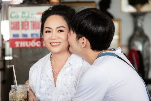 Võ Đăng Khoa gây chú ý bởi phiên bản nữ giống mẹ như đúc - ảnh 3
