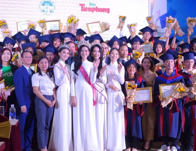 Hoa hậu Đỗ Thị Hà và các Á hậu cùng lan tỏa thông điệp tích cực cho các tân thủ khoa - ảnh 1