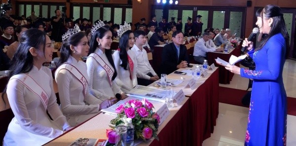 Hoa hậu Đỗ Thị Hà và các Á hậu cùng lan tỏa thông điệp tích cực cho các tân thủ khoa - ảnh 4