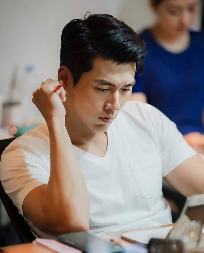 Mê mẩn dàn nam thần trong áo phông trắng basic -