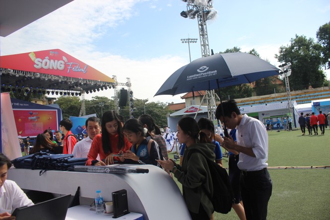 Nhiều công nghệ mới khiến giới trẻ xếp hàng chờ dùng thử tại Sóng Festival - ảnh 11