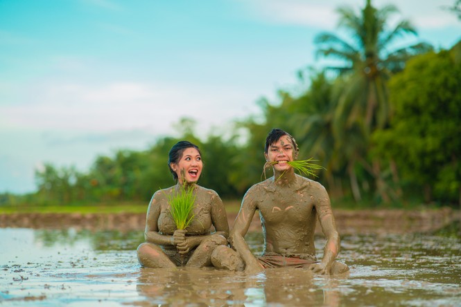 Dân mạng cười bò với bộ ảnh cưới đúng nghĩa 'lên bờ xuống ruộng' - ảnh 4