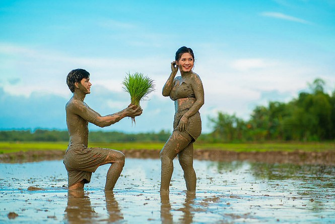 Dân mạng cười bò với bộ ảnh cưới đúng nghĩa 'lên bờ xuống ruộng' - ảnh 7