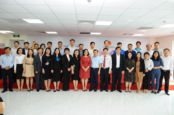 Trao tặng 10 kỷ niệm chương 'Vì thế hệ trẻ' cho cán bộ Bộ Giáo dục - ảnh 2