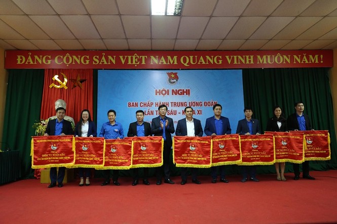Tuổi trẻ Việt Nam tự hào tiến bước dưới cờ Đảng - ảnh 1