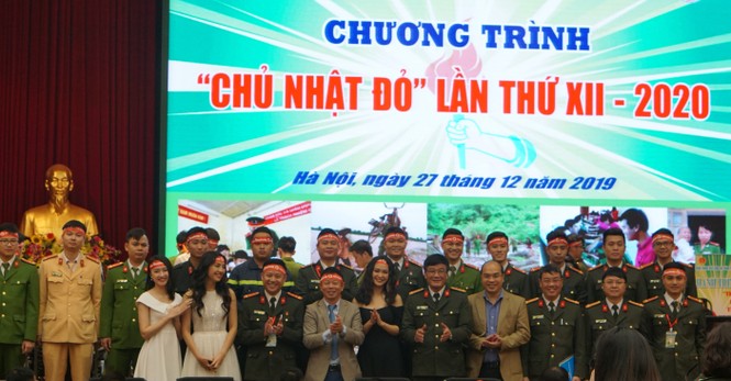 Hàng ngàn chiến sĩ công an xếp hàng hiến máu 'Chủ nhật Đỏ' - ảnh 9