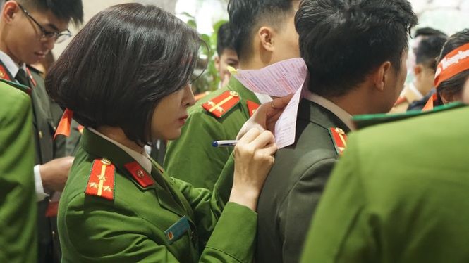 Hàng ngàn chiến sĩ công an xếp hàng hiến máu 'Chủ nhật Đỏ' - ảnh 4