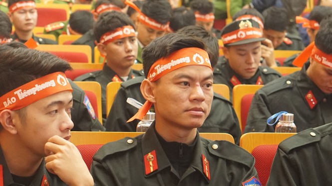 Hàng ngàn chiến sĩ công an xếp hàng hiến máu 'Chủ nhật Đỏ' - ảnh 5
