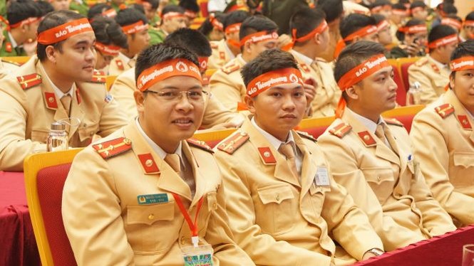 Hàng ngàn chiến sĩ công an xếp hàng hiến máu 'Chủ nhật Đỏ' - ảnh 10