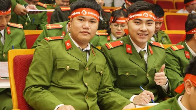Hàng ngàn chiến sĩ công an xếp hàng hiến máu 'Chủ nhật Đỏ' - ảnh 11