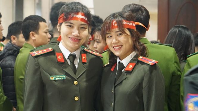 Vợ chồng công an cùng đi hiến máu - ảnh 2