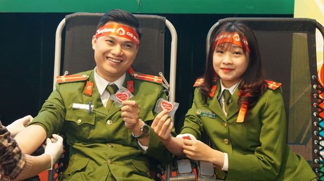 Vợ chồng công an cùng đi hiến máu - ảnh 1