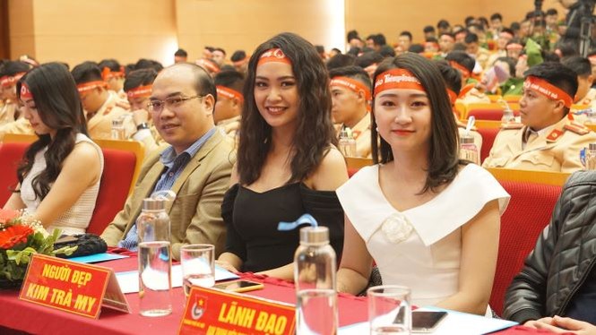 Hàng ngàn chiến sĩ công an xếp hàng hiến máu 'Chủ nhật Đỏ' - ảnh 7