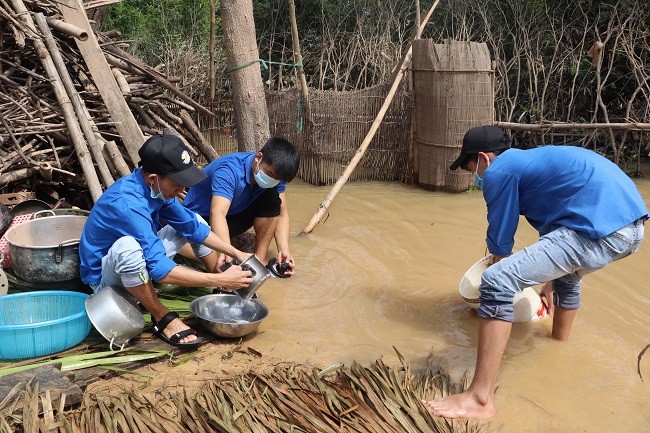 Sinh viên Nghệ An lên đường hỗ trợ Hà Tĩnh khắc phục hậu quả lũ lụt - ảnh 3