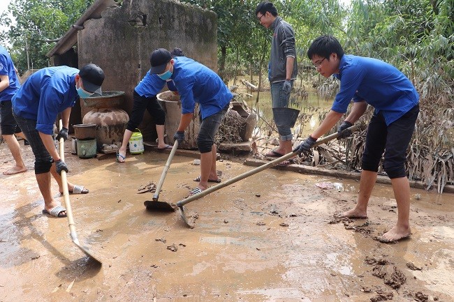 Sinh viên Nghệ An lên đường hỗ trợ Hà Tĩnh khắc phục hậu quả lũ lụt - ảnh 6