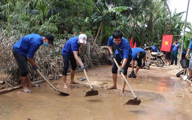 Sinh viên Nghệ An lên đường hỗ trợ Hà Tĩnh khắc phục hậu quả lũ lụt - ảnh 7