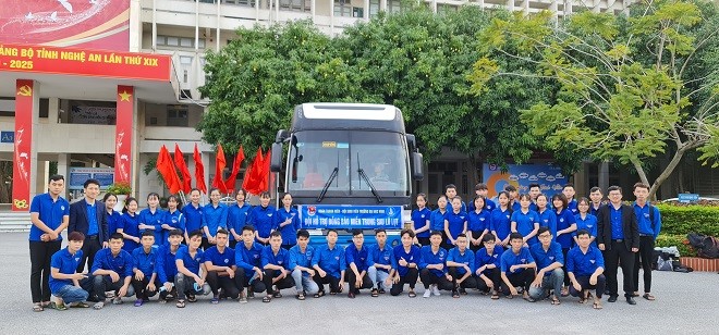 Sinh viên Nghệ An lên đường hỗ trợ Hà Tĩnh khắc phục hậu quả lũ lụt - ảnh 1