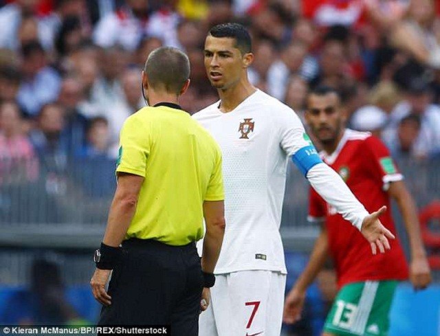 Trọng tài Mỹ bị 'ném đá' vì xin áo đấu của Ronaldo trên sân - ảnh 1