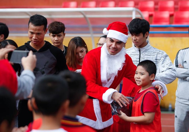 Duy Mạnh, Đức Huy hóa thân thành ông già Noel tặng quà các em nhỏ - ảnh 1