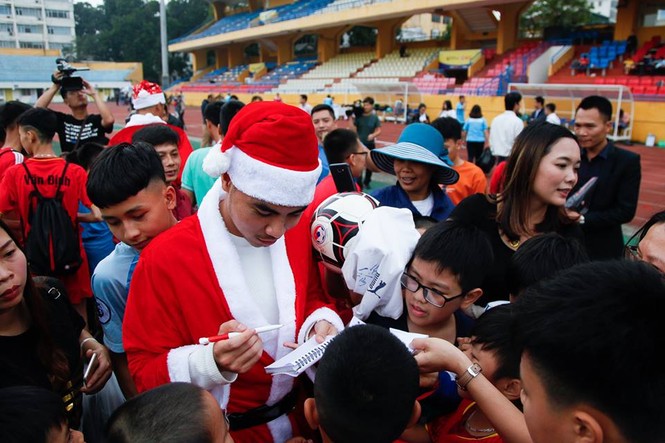 Duy Mạnh, Đức Huy hóa thân thành ông già Noel tặng quà các em nhỏ - ảnh 2
