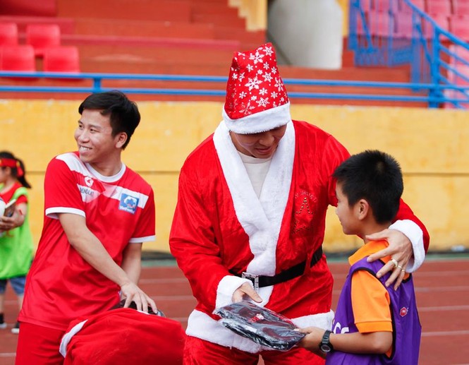 Duy Mạnh, Đức Huy hóa thân thành ông già Noel tặng quà các em nhỏ - ảnh 3