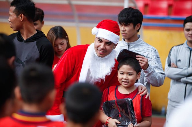 Duy Mạnh, Đức Huy hóa thân thành ông già Noel tặng quà các em nhỏ - ảnh 5