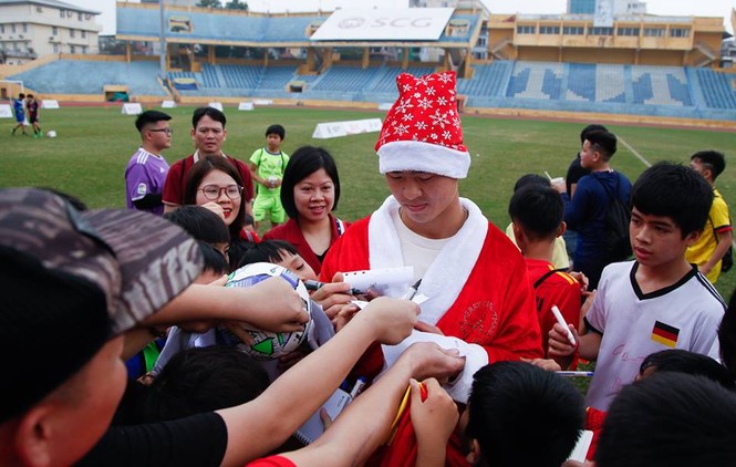 Duy Mạnh, Đức Huy hóa thân thành ông già Noel tặng quà các em nhỏ - ảnh 6