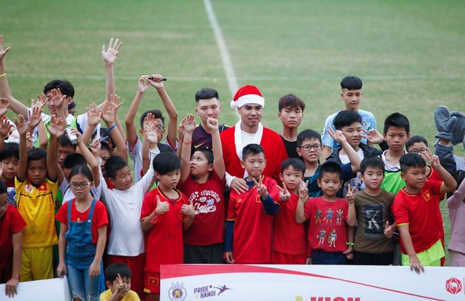 Duy Mạnh, Đức Huy hóa thân thành ông già Noel tặng quà các em nhỏ - ảnh 7
