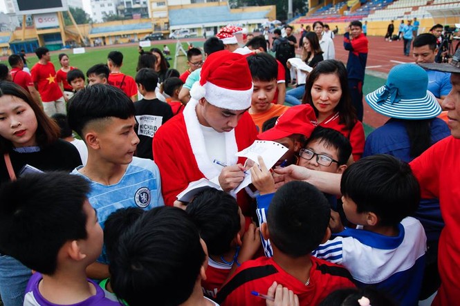 Duy Mạnh, Đức Huy hóa thân thành ông già Noel tặng quà các em nhỏ - ảnh 8