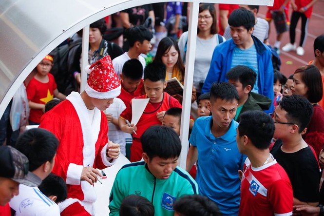 Duy Mạnh, Đức Huy hóa thân thành ông già Noel tặng quà các em nhỏ - ảnh 9