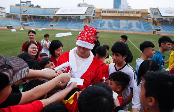 Duy Mạnh, Đức Huy hóa thân thành ông già Noel tặng quà các em nhỏ - ảnh 10