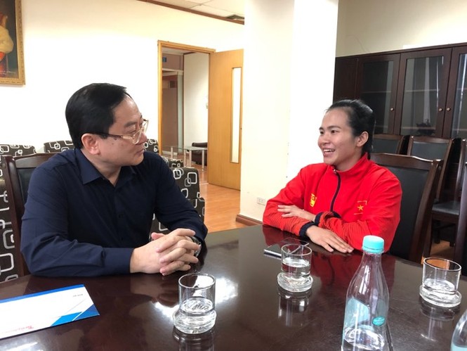 Quỹ Hỗ trợ tài năng trẻ VN trao thưởng đặc biệt cho lực sỹ Vương Thị Huyền - ảnh 1