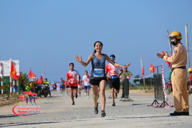 Nữ diễn viên 'Hoa hồng trên ngực trái' đoạt huy chương marathon - ảnh 3