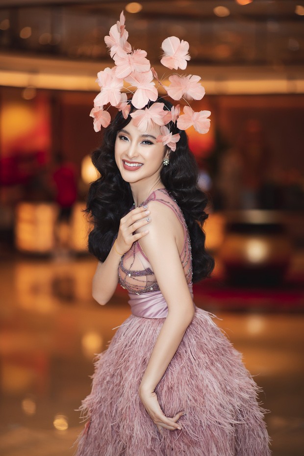 Angela Phương Trinh mặc váy trong suốt đi sự kiện - ảnh 1