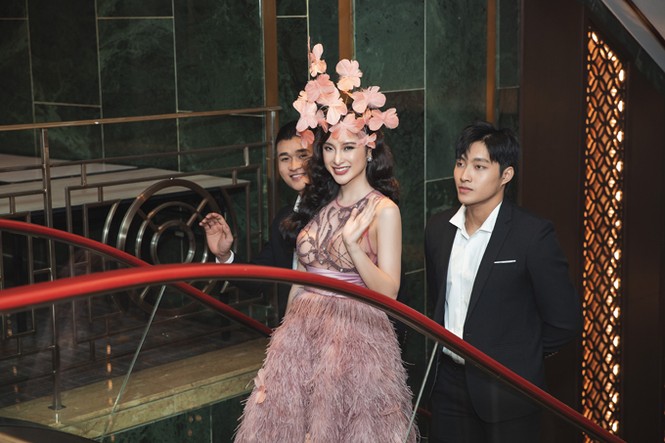 Angela Phương Trinh mặc váy trong suốt đi sự kiện - ảnh 6