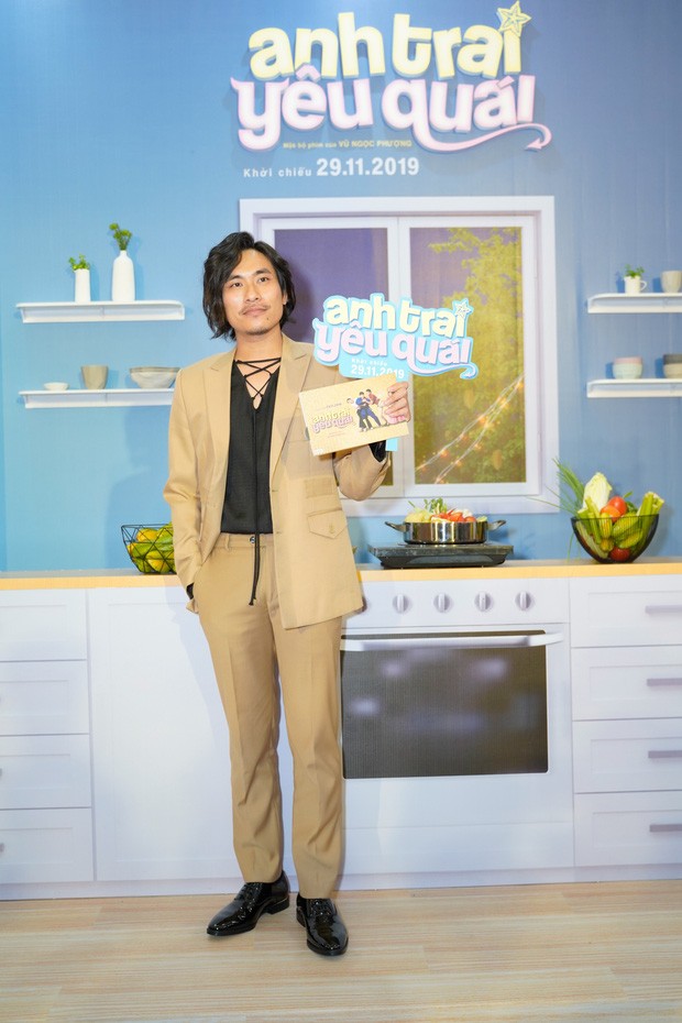 Ngọc Trinh khoe da trắng sứ, hội ngộ dàn sao 'Anh trai yêu quái' - ảnh 9