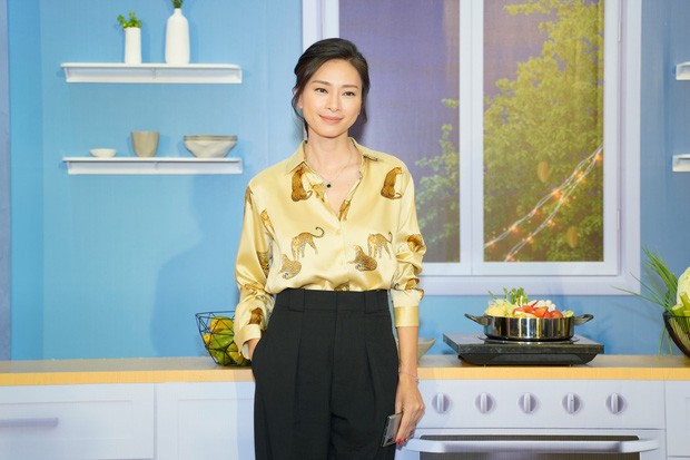 Ngọc Trinh khoe da trắng sứ, hội ngộ dàn sao 'Anh trai yêu quái' - ảnh 12
