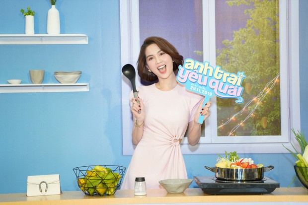 Ngọc Trinh khoe da trắng sứ, hội ngộ dàn sao 'Anh trai yêu quái' - ảnh 11