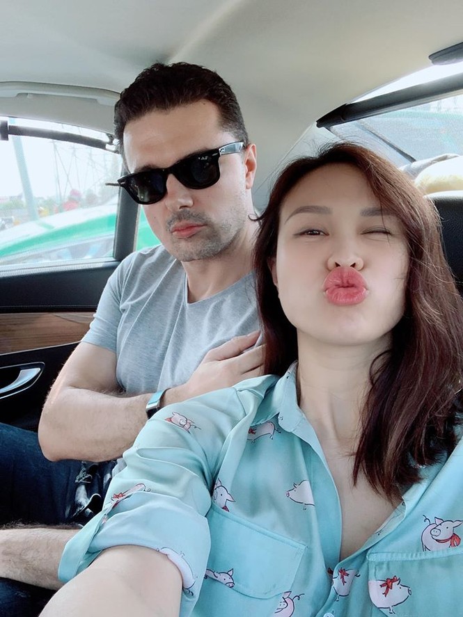 Sinh 1 tuần sinh mổ, MC Phương Mai đã đi giày cao gót, trẻ trung ra phố - ảnh 1