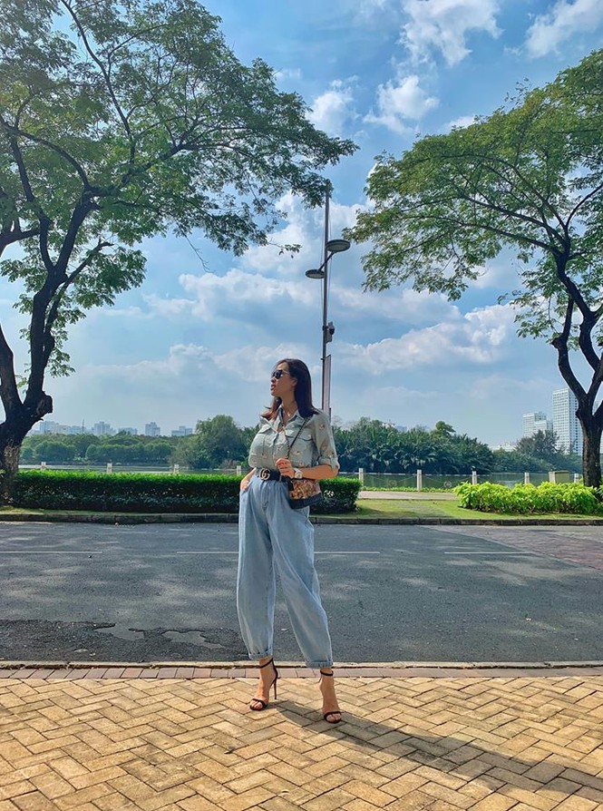 Sinh 1 tuần sinh mổ, MC Phương Mai đã đi giày cao gót, trẻ trung ra phố - ảnh 2