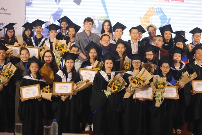 Hoa hậu Tiểu Vy tinh khôi váy trắng giao lưu với các tân thủ khoa - ảnh 10